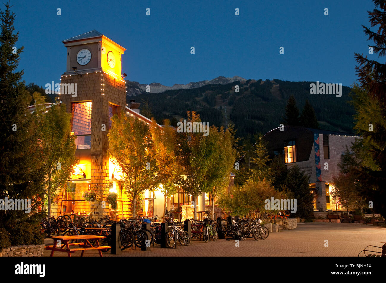 Il villaggio di Whistler al crepuscolo Foto Stock