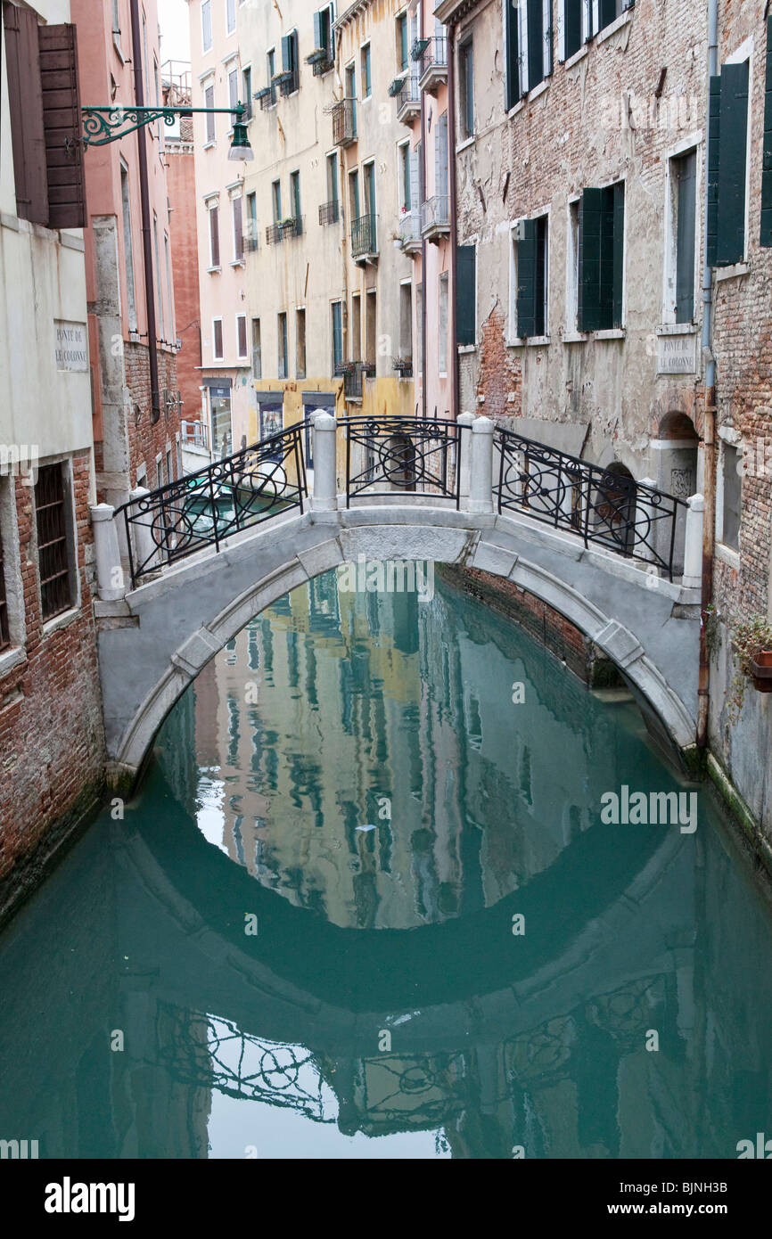 Un ponte su un piccolo canale a Venezia, Italia Foto Stock