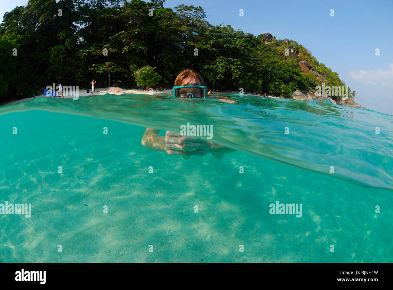 Oltre al di sotto di una donna nelle Isole Similan, Mare delle Andamane Foto Stock