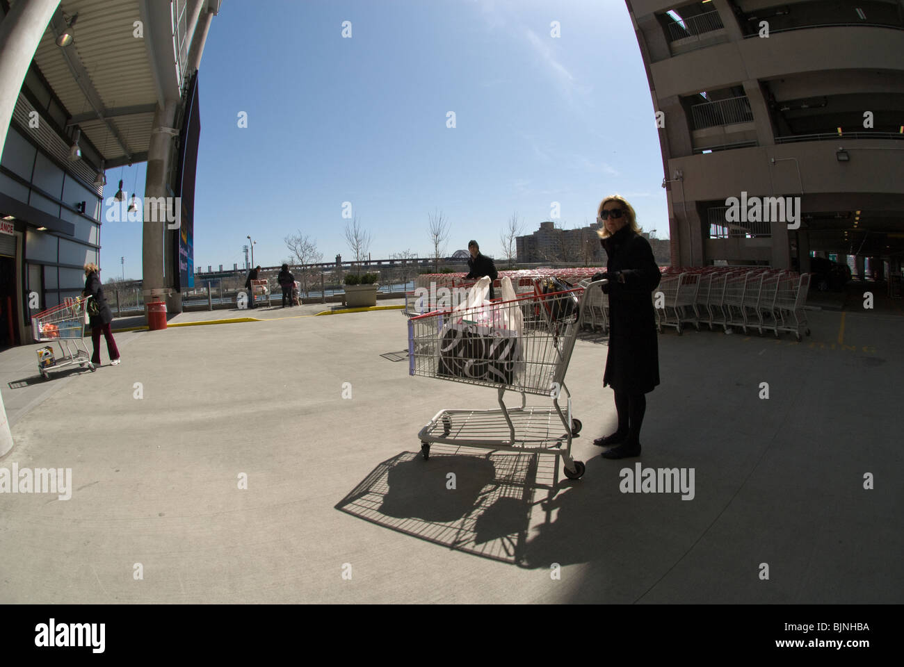 Gli amanti dello shopping al di fuori di un Costco Wholesale store presso un centro commerciale di New York Sabato, 27 marzo 2010. (© Richard B. Levine) Foto Stock