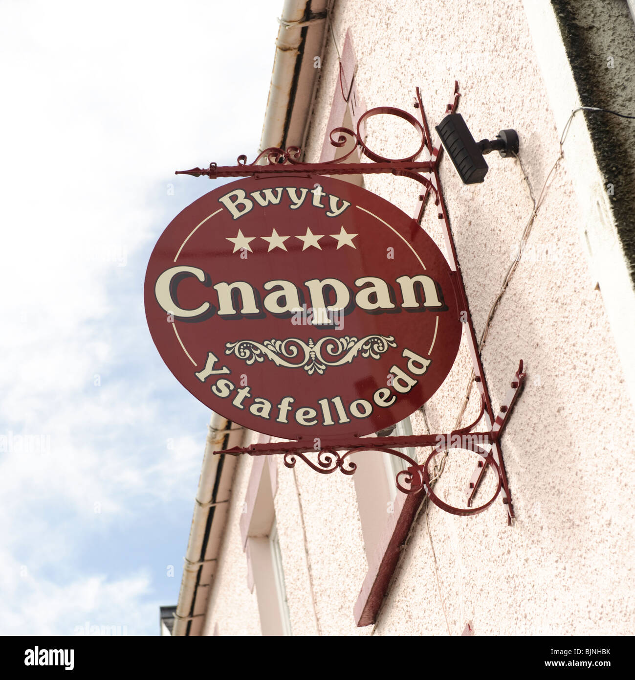 Lingua gallese segno al di fuori della Cnapan guest house e ristorante Newport Pembrokeshire Wales UK Foto Stock