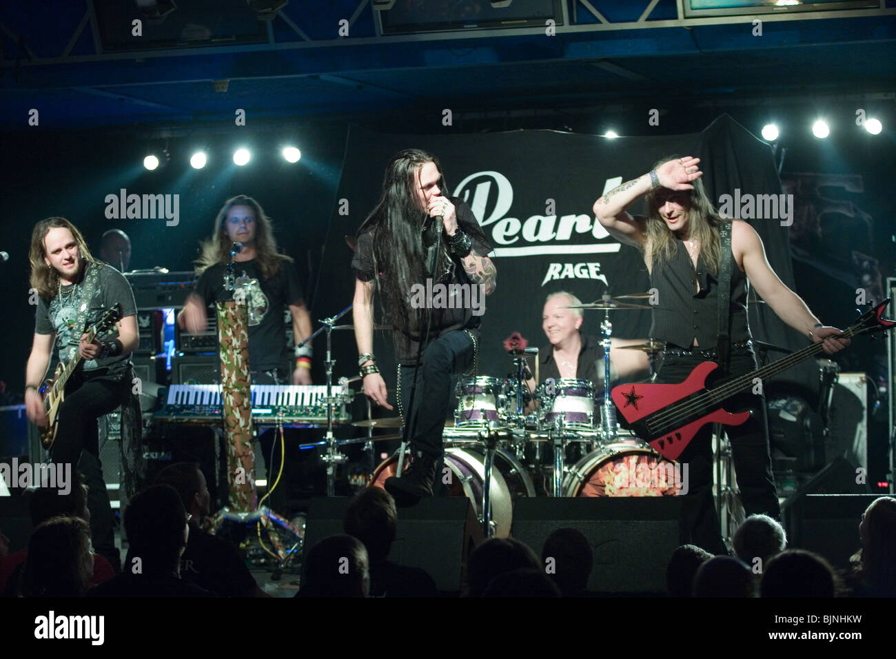 BUDAPEST - MARZO 04: Jaded Cuore, Germania Metal Band esegue sul palco al Club Diesel Foto Stock