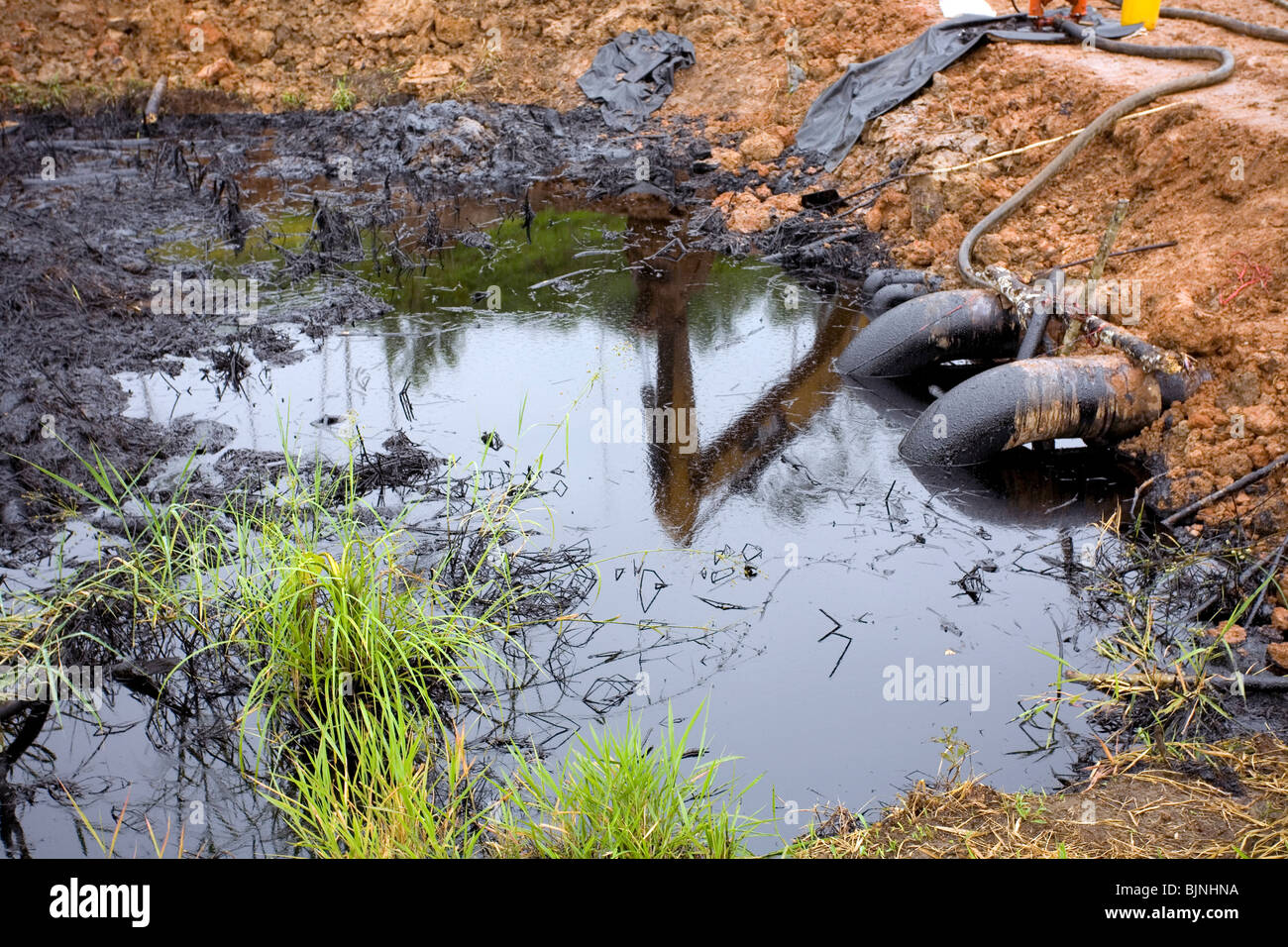 Fuoriuscita di olio da un pozzo nella foresta pluviale tropicale, Ecuador Foto Stock