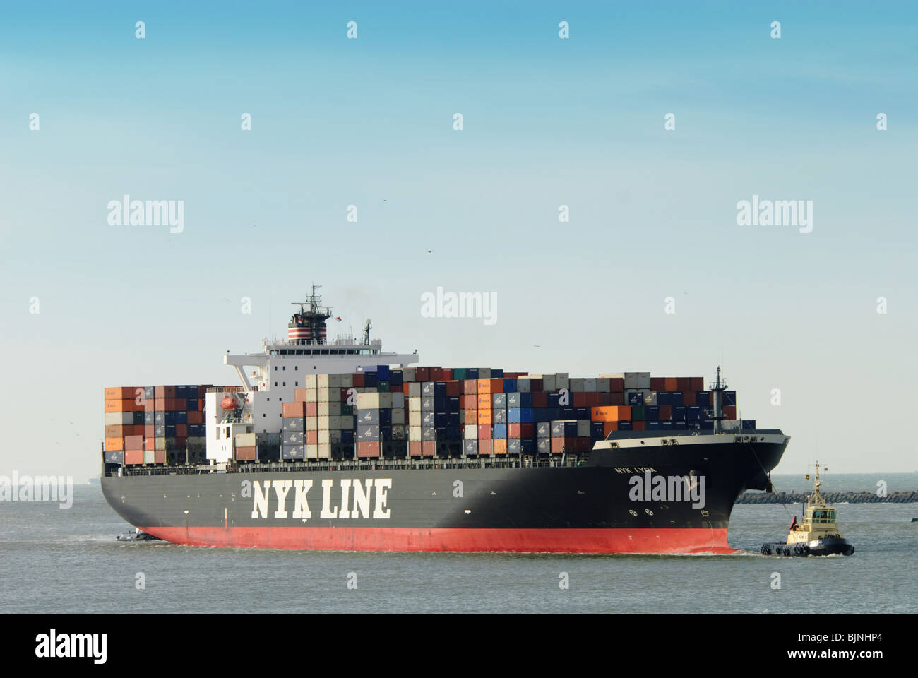 Contenitore enorme nave dalla NYK Line nel porto di IJmuiden, Olanda, Europa Foto Stock