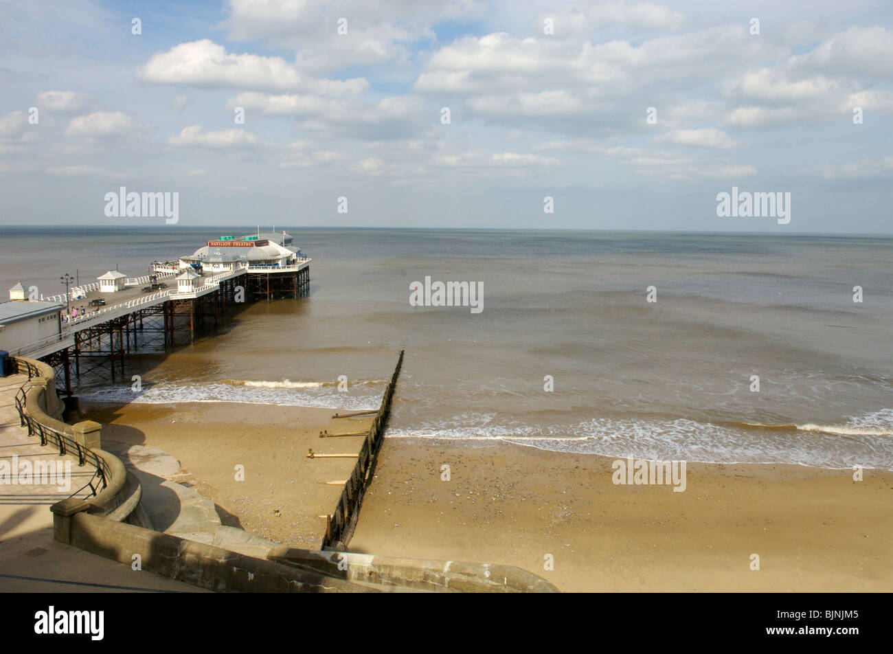 Cromer Pier e dalla spiaggia, Norfolk Foto Stock