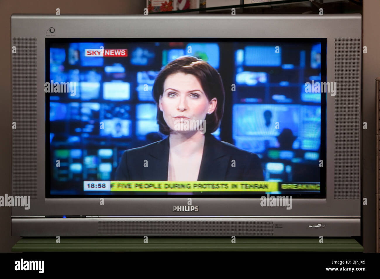 Schermo TV che trasmette Sky News channel Foto Stock