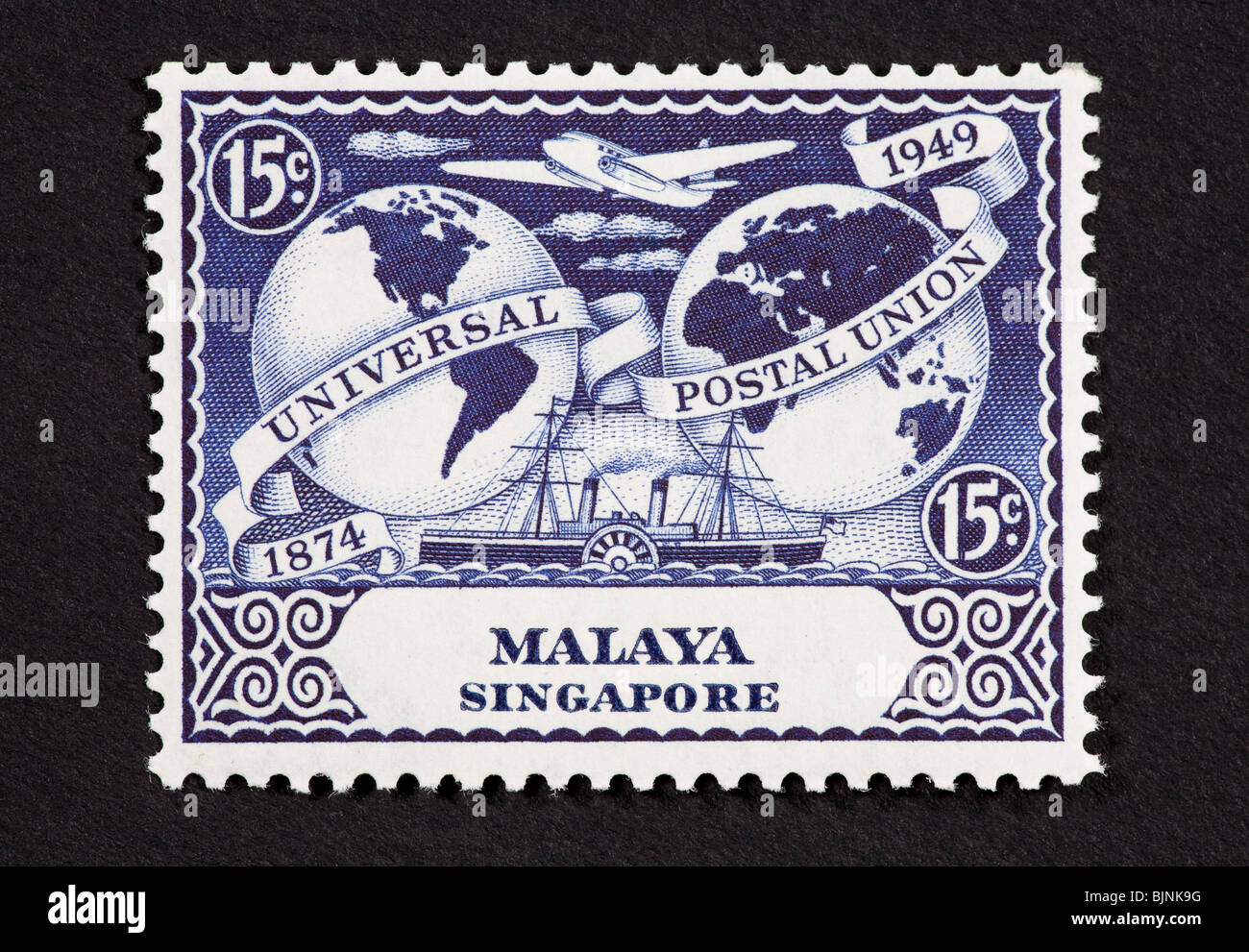 Francobollo da Malaya onorando il 75 esimo anniversario dell'Unione postale universale. Foto Stock