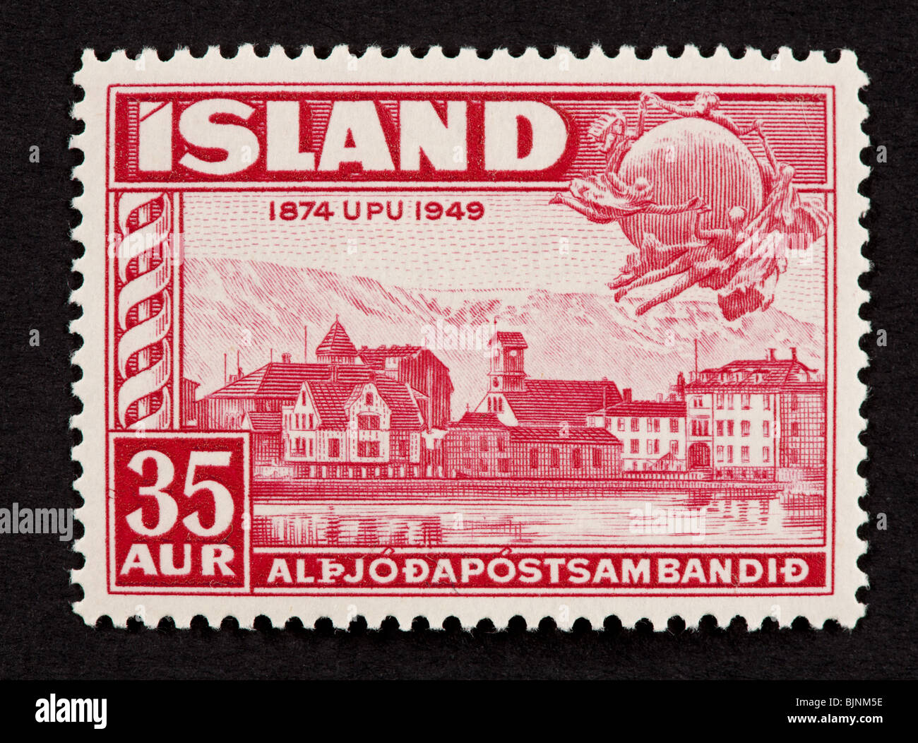 Francobollo dall'Islanda raffiguranti Reykjavik e l'Unione postale universale allegoria. Foto Stock