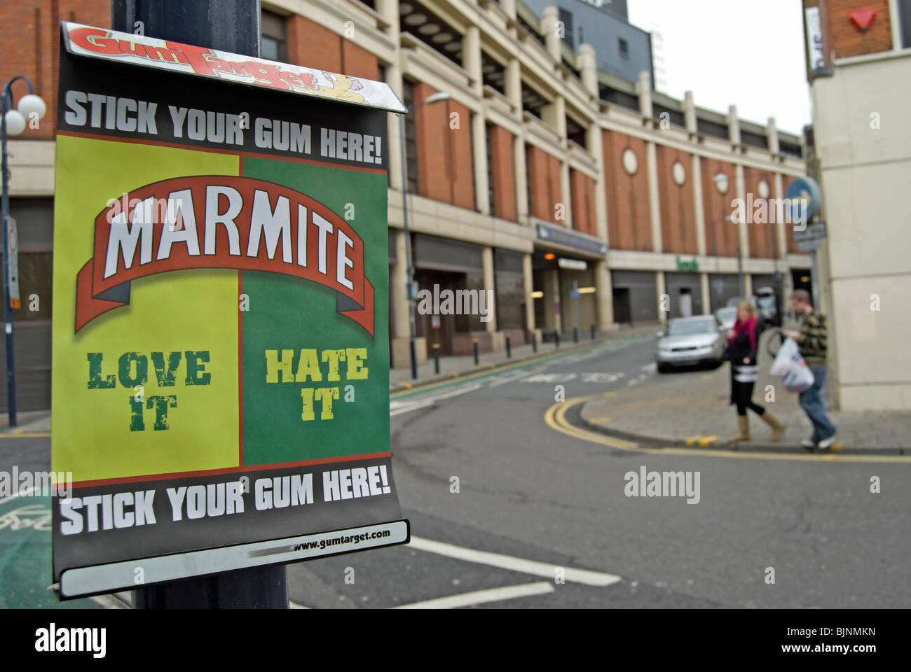 Gumtarget, destinato a scoraggiare la gomma da masticare agli utenti di littering strade, invita gli utenti a dichiarare amore o odio per la marmite Foto Stock