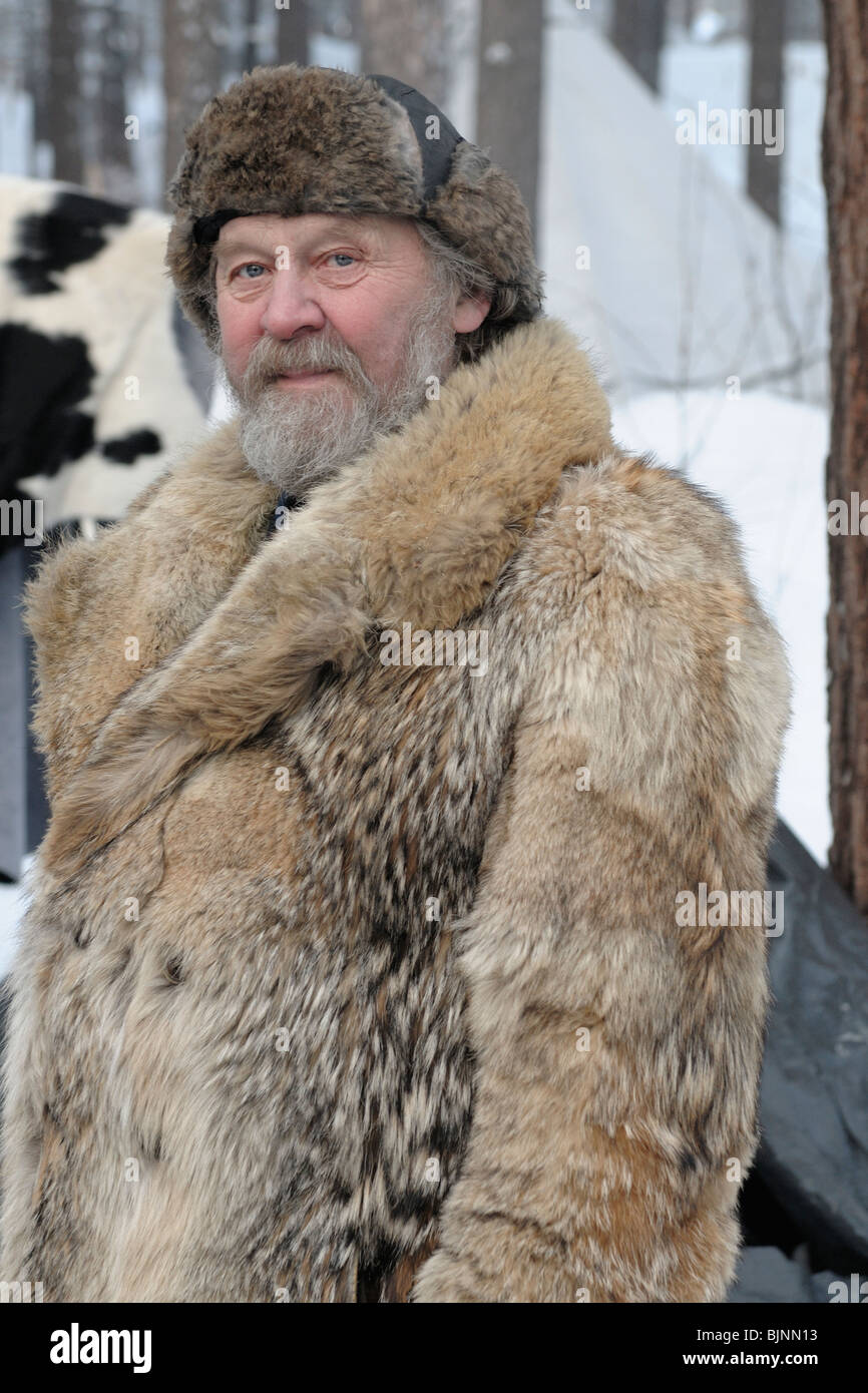 Un uomo vestito con una pelliccia simile a quelli che sono stati indossati  in Lapponia lungo tempo fa Foto stock - Alamy