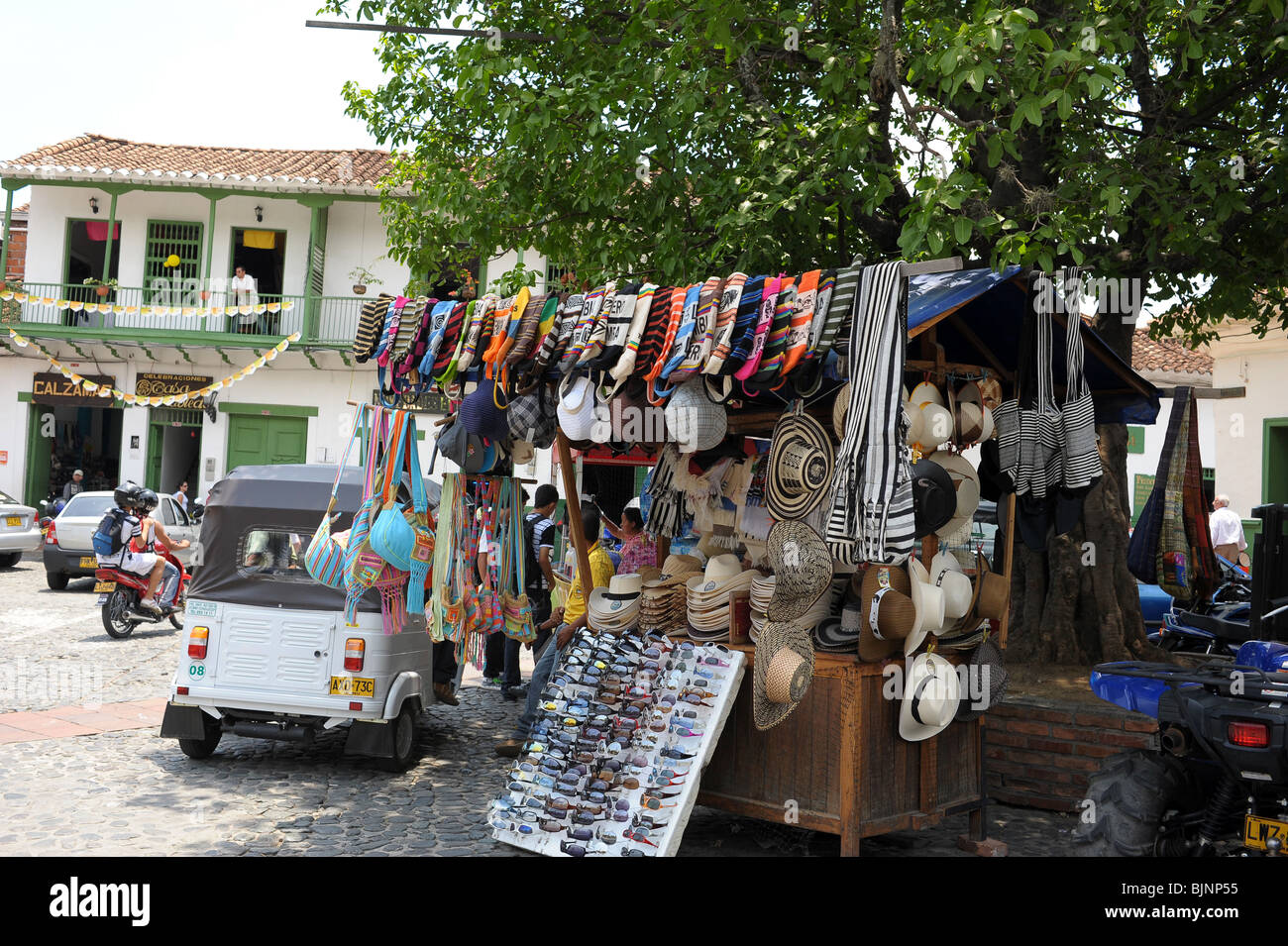 Stallo del mercato nella piazza principale di Santa Fe de Antioquia, una città coloniale una volta il capitale di Antioquia. Foto Stock