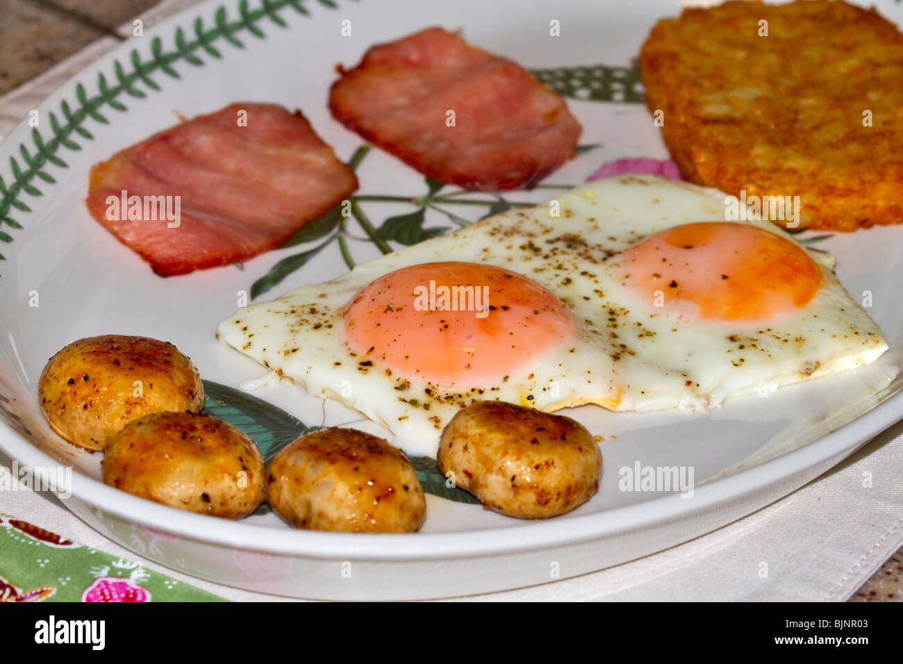 Uova e pancetta colazione con funghi saltati e hash brown patate Foto Stock