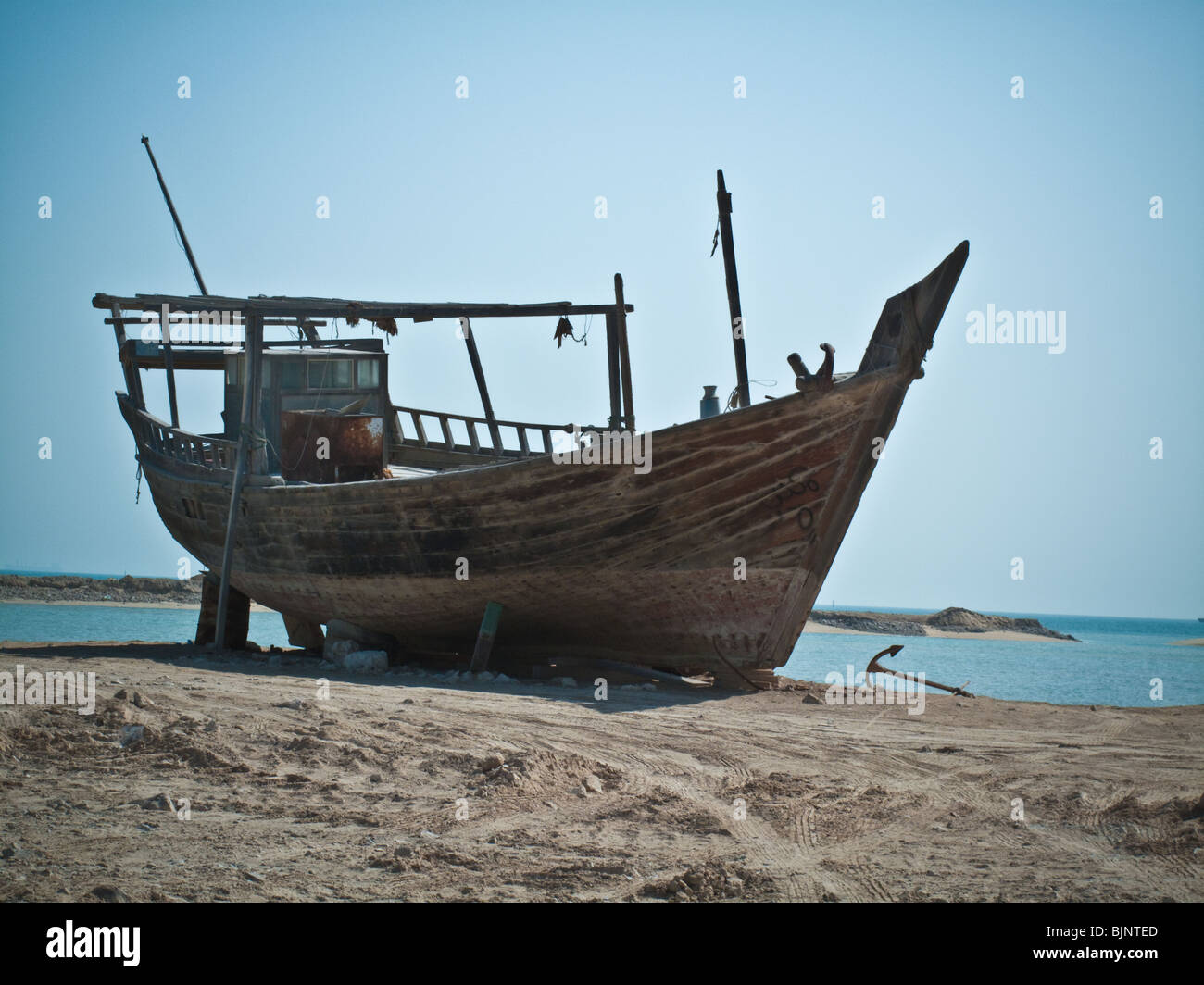 Old Fishing Dow Dry attraccato su al Wakra Beach Foto Stock