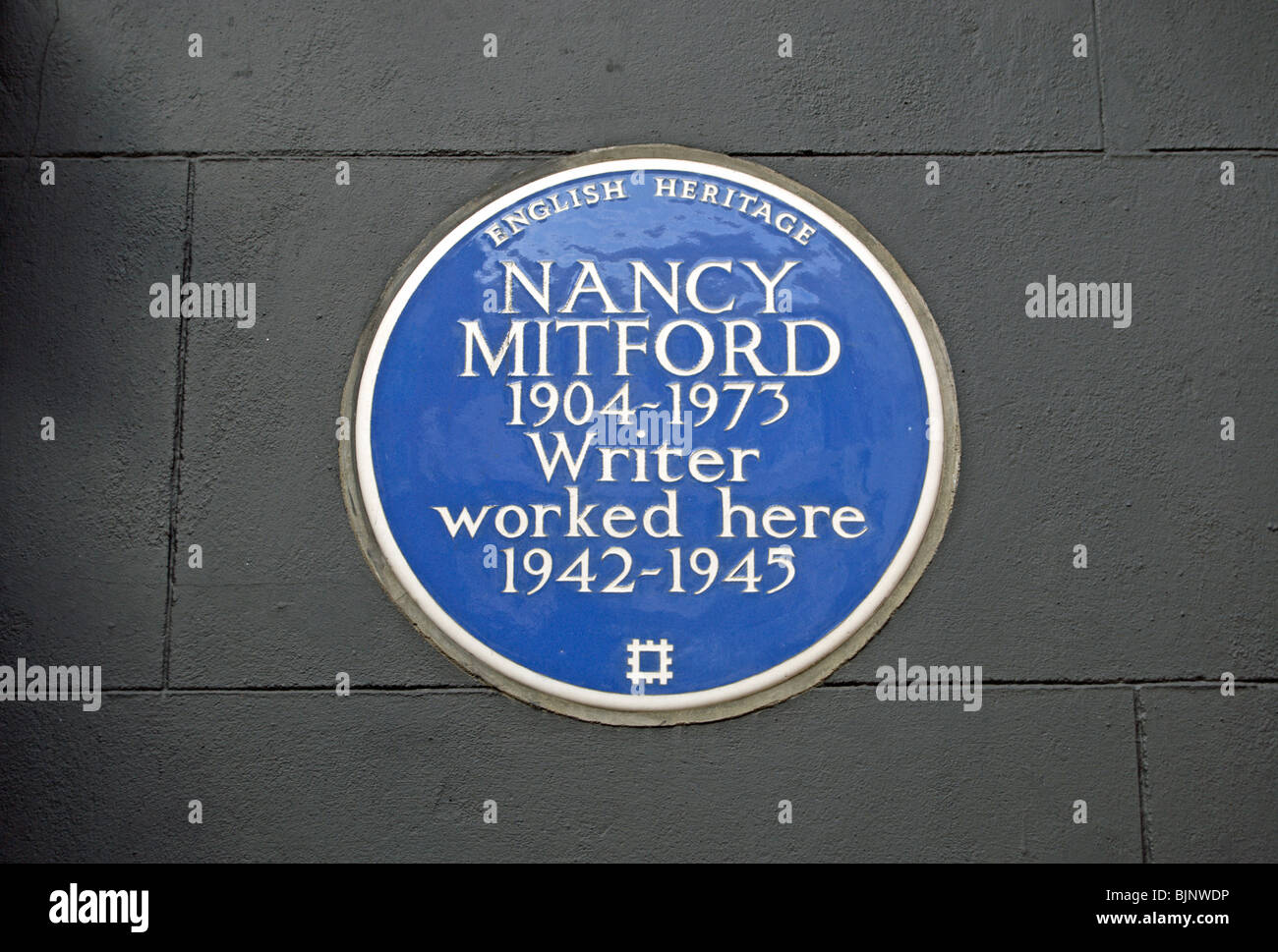 English Heritage targa blu segnando un ex luogo di lavoro, un bookshop in London Mayfair, scrittore di Nancy Mitford Foto Stock