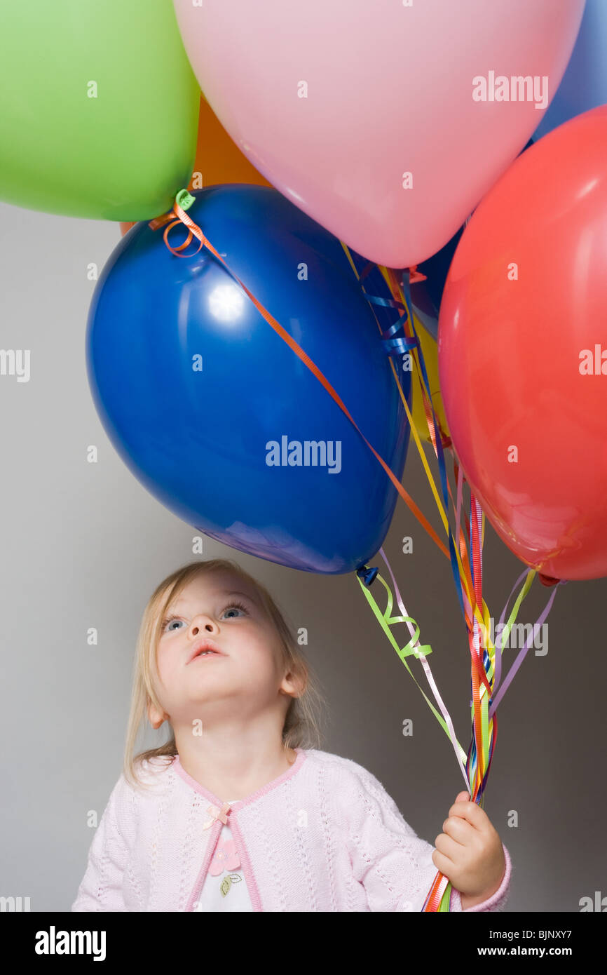 Bambina con palloncini Foto Stock