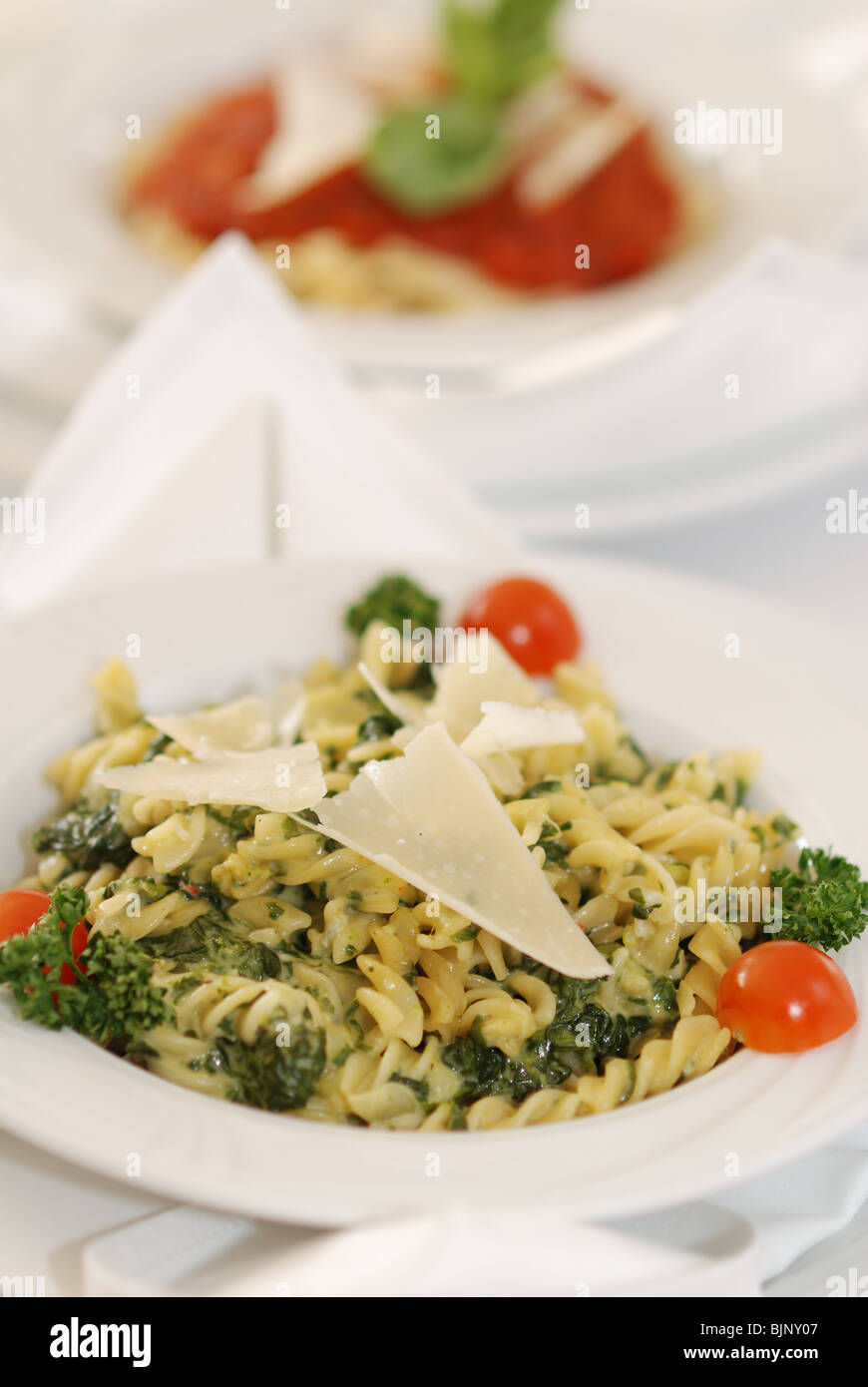 Pasta fussili con spinaci e salsa di vino bianco e formaggio Foto stock