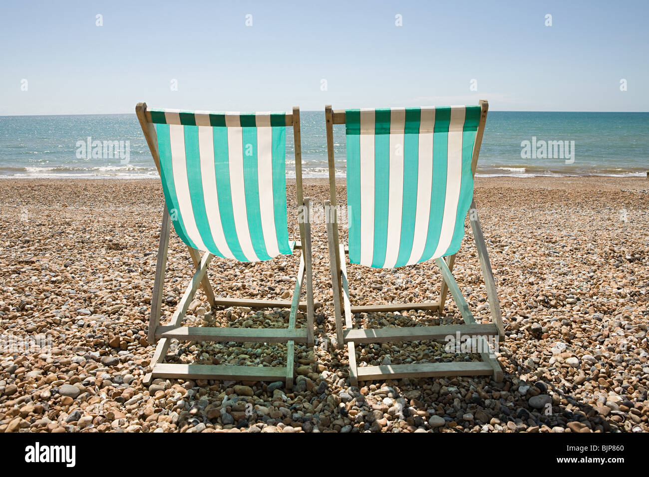 Due sedie a sdraio sulla spiaggia Foto Stock
