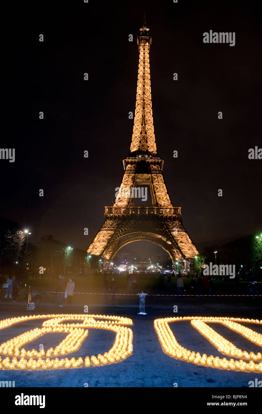 Parigi, Francia, la folla celebra l'ora internazionale della Terra, la Torre Eiffel, la notte, le luci Foto Stock