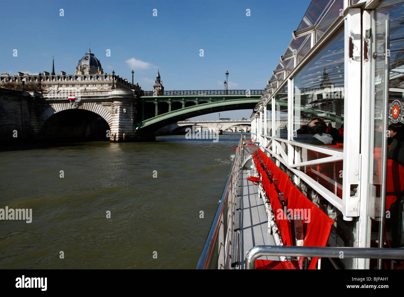 Bateaux Parisiens barca si avvicina Pont au Change, Parigi, Francia Foto Stock