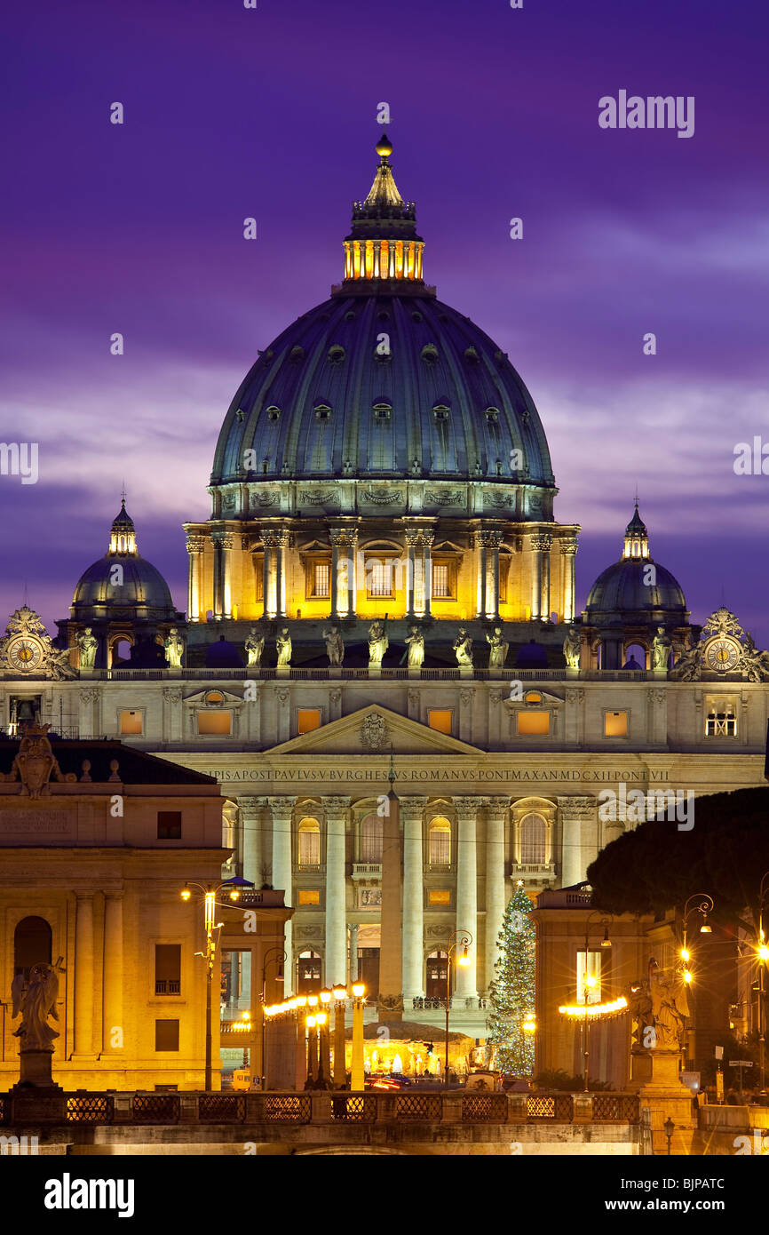 La Basilica di San Pietro di notte, Roma Foto Stock