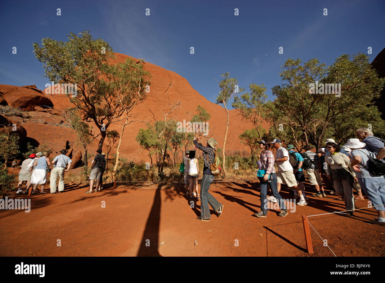 Giapponese Tourist-Group visitare Uluru o Ayers Rock , Territorio del Nord, l'Australia Foto Stock