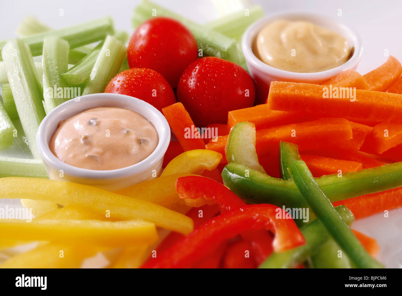 Cruite insalata con viaggi di carrotm cetrioli, peperoni e pomodori con salse. Foto di cibo. Foto Stock