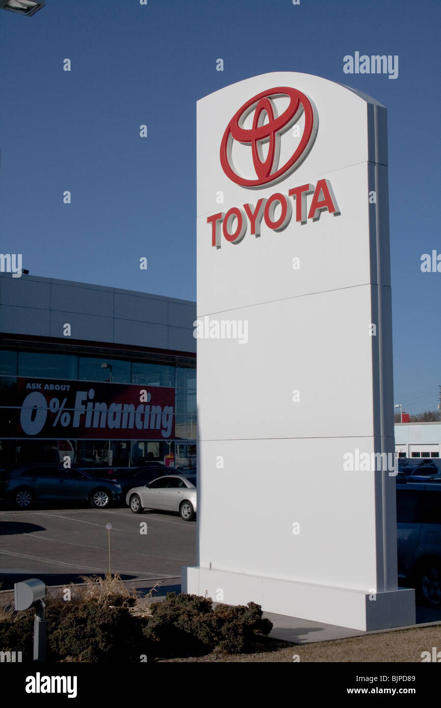 Logo Toyota concessionaria zero finanziamenti leasing auto auto lotto Lotti nuovo di zecca vendita automatica di incentivazione del settore consumer yaris camry cruise Foto Stock