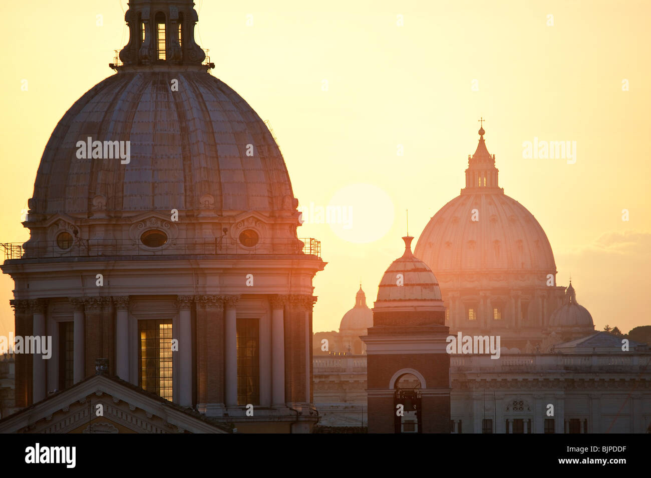 San Carlo al Corso e San Pietro cupole al tramonto, Roma Foto Stock