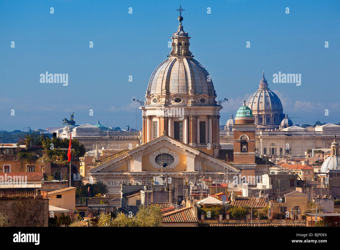 San Carlo al Corso e San Pietro cupole, Roma Foto Stock