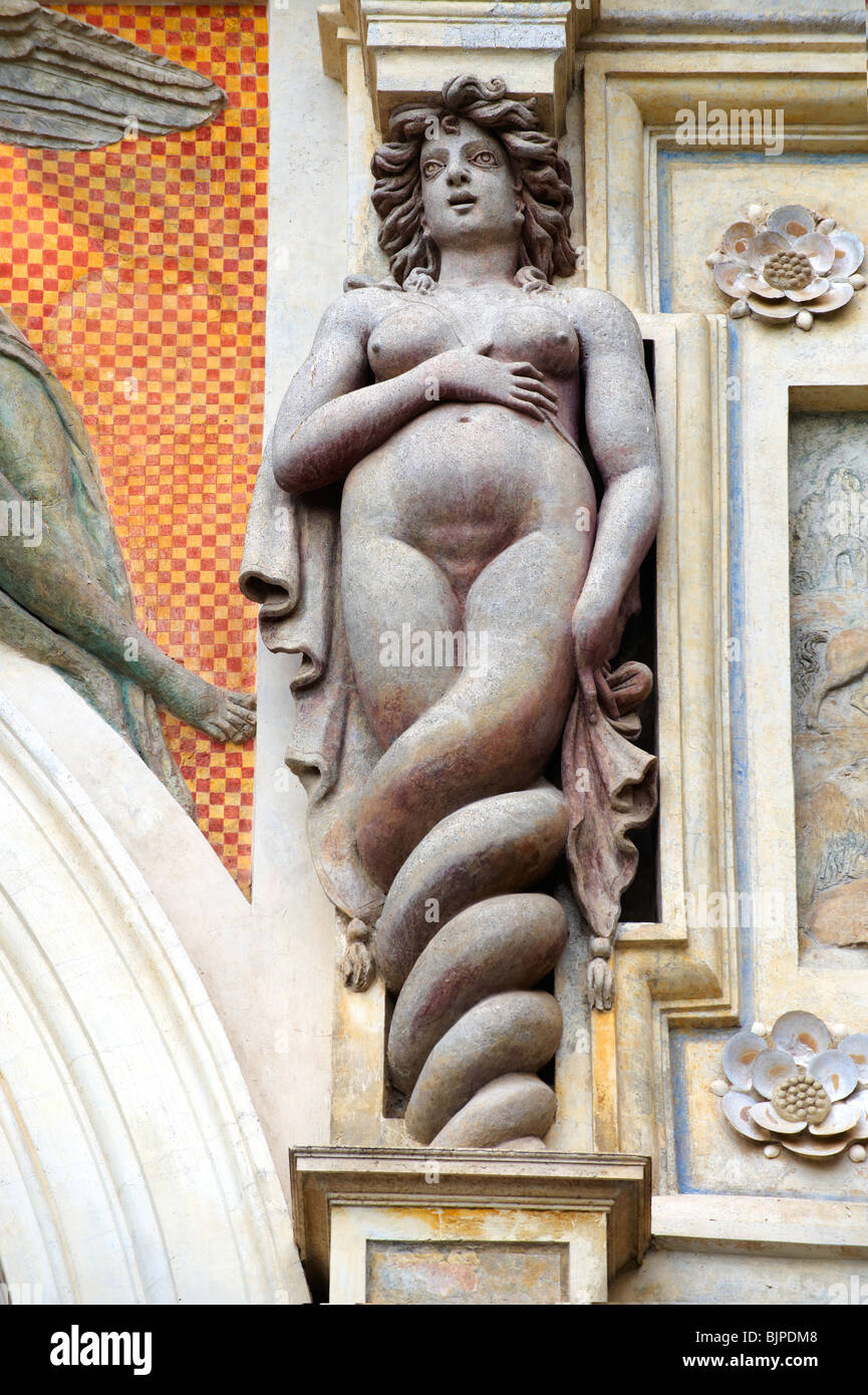 La scultura della Sirena sulla fontana, 1566, organo di alloggiamento pipies azionato da aria dalle fontane. Villa d'Este, Tivoli, Italia Foto Stock