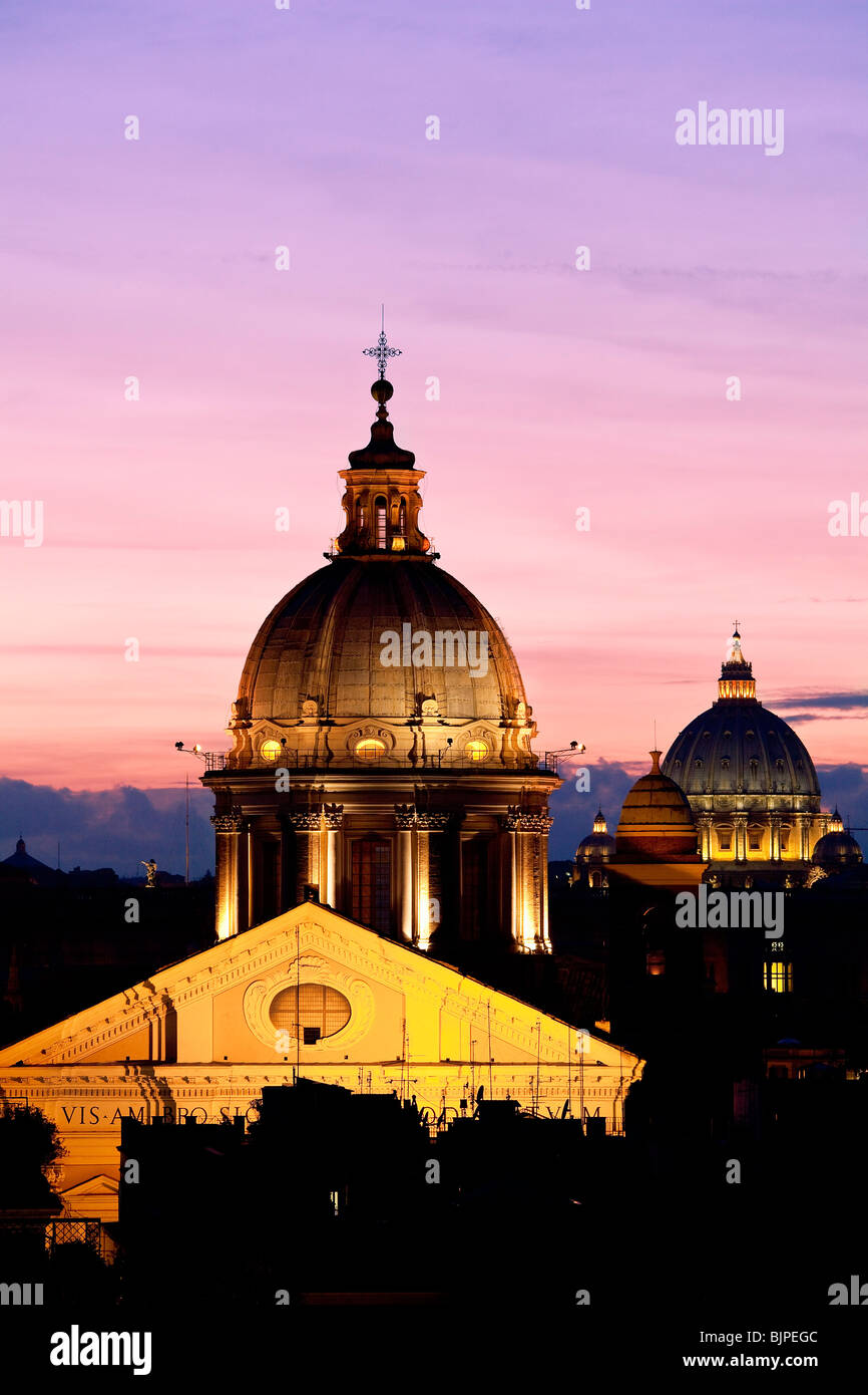 San Carlo al Corso e San Pietro Cupolasby notte, Roma Foto Stock