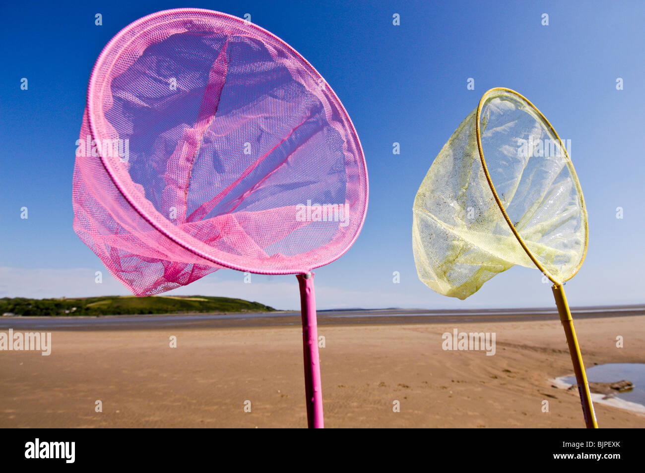 British Seaside Holidays - reti da pesca per bambini - reti da pesca per le vacanze dei bambini su una spiaggia Foto Stock