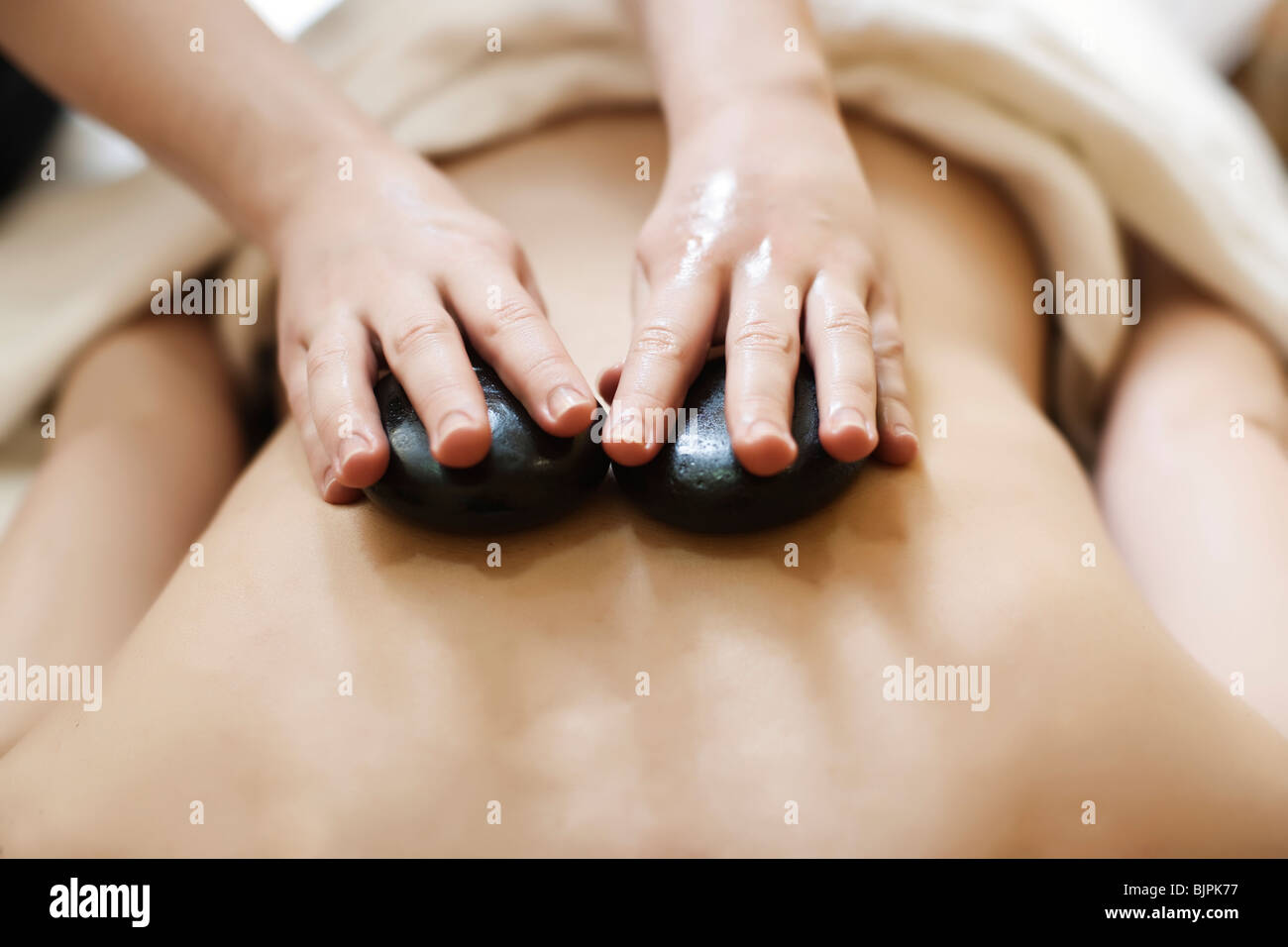 Donna ricevere un massaggio con pietre calde Foto Stock
