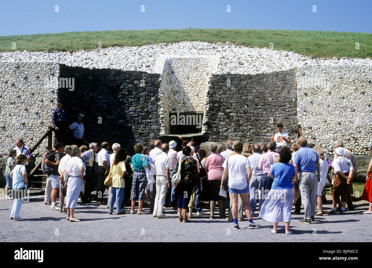 Newgrange sepoltura camera megalitica tomba preistorica, tour guidato, nella contea di Meath, Irlanda Eire Irish monumento preistorico Foto Stock