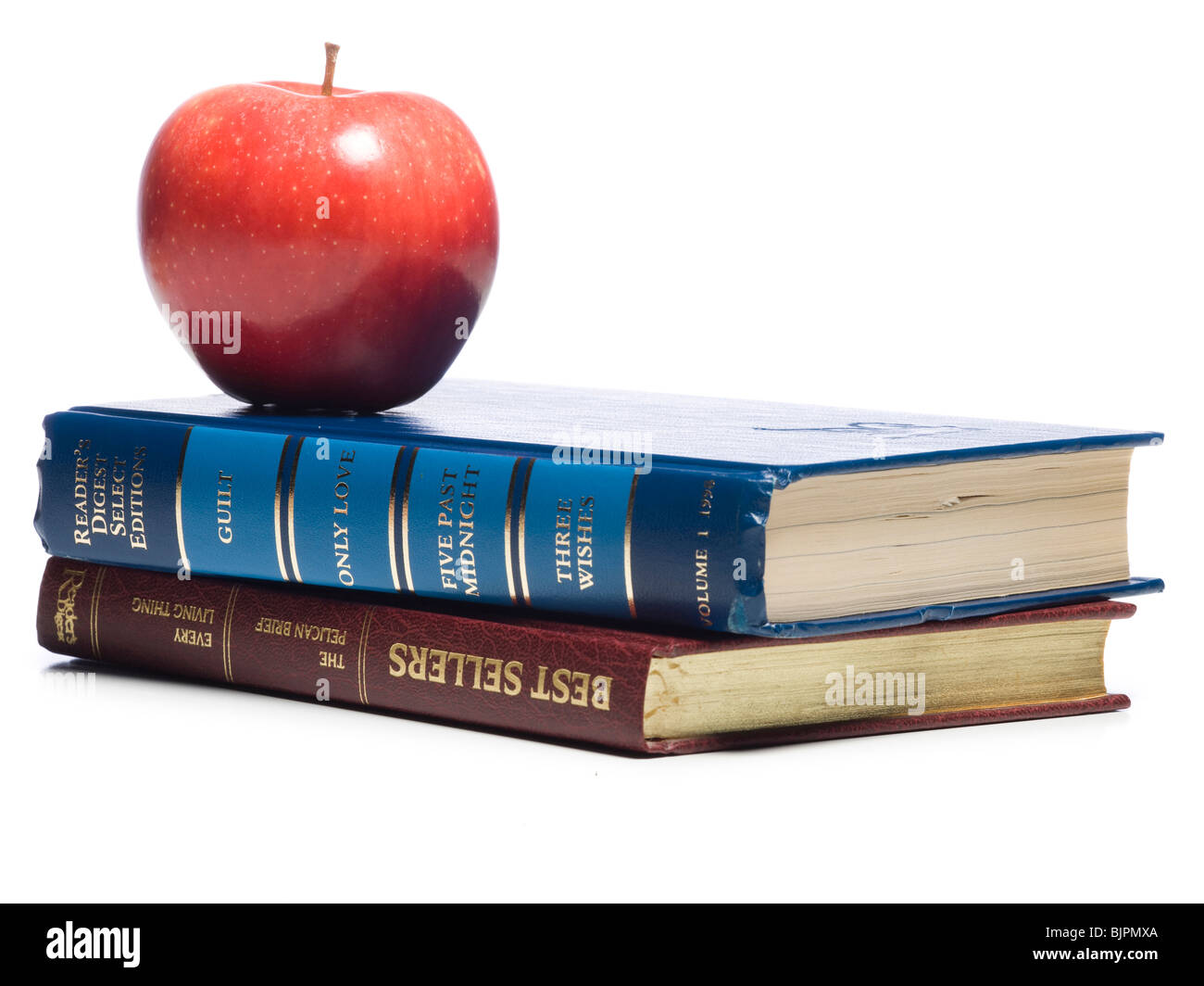 Due libri con una mela rossa Foto Stock