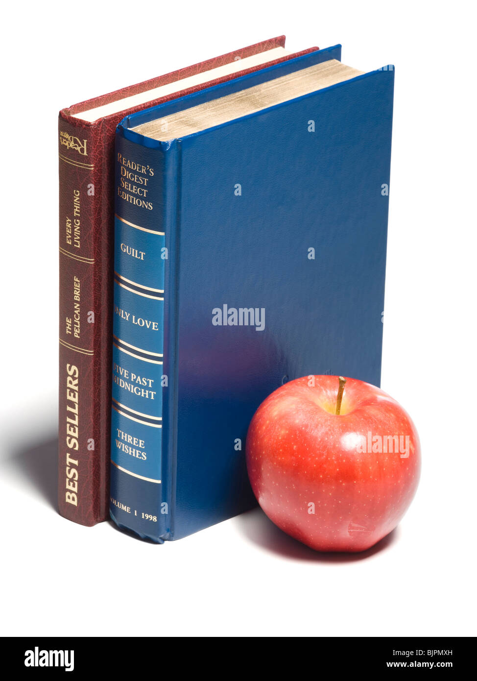 Due libri con una mela rossa Foto Stock