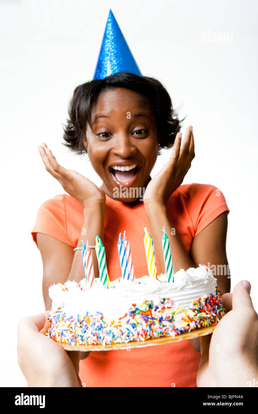 La donna riceve una torta di compleanno Foto Stock