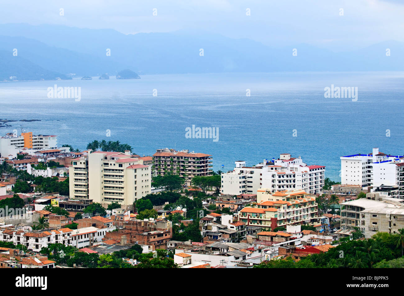 Paesaggio urbano vista da sopra con oceano Pacifico in Puerto Vallarta, Messico Foto Stock