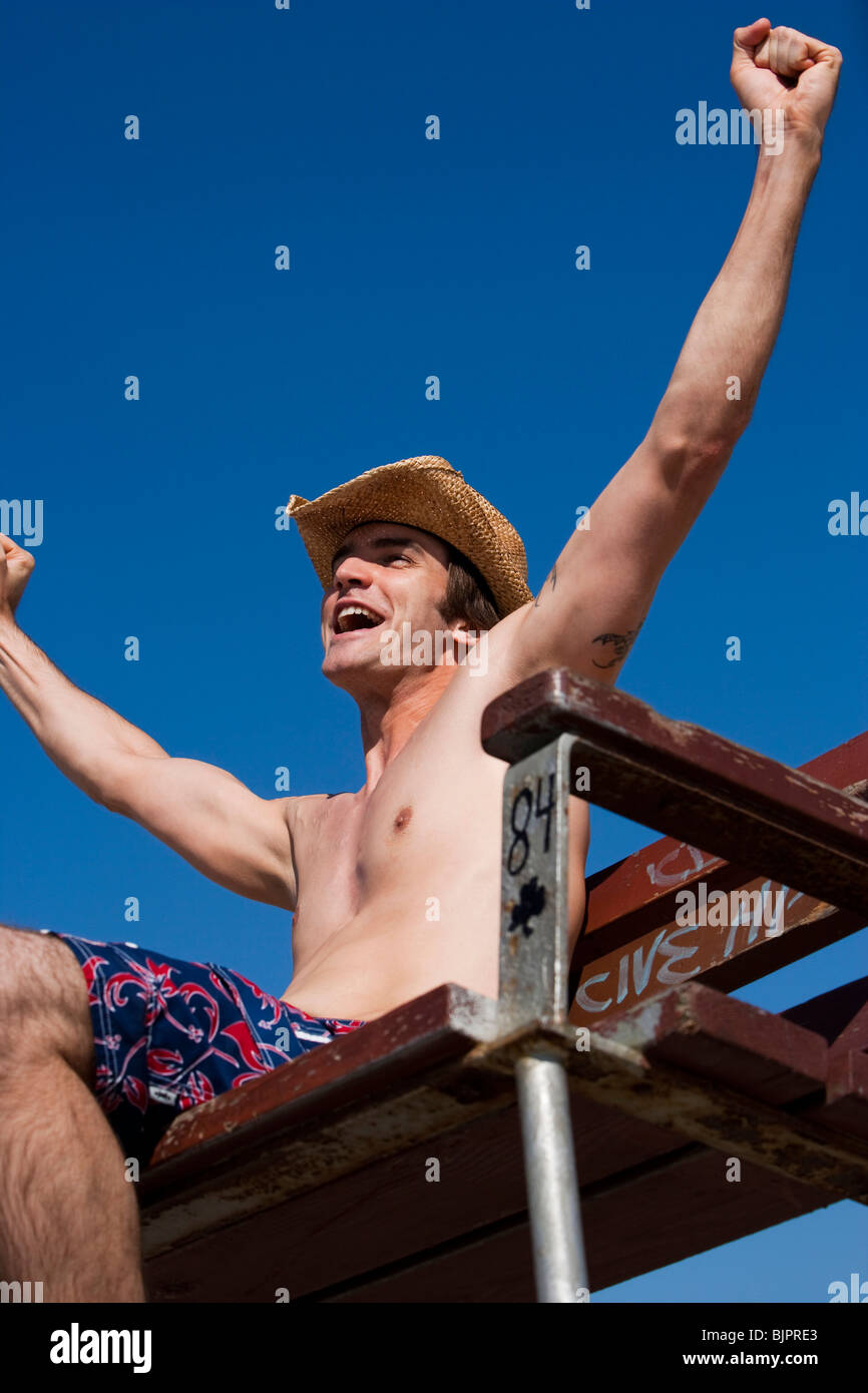 L'uomo con il cappello da cowboy in sedia bagnino Foto stock - Alamy