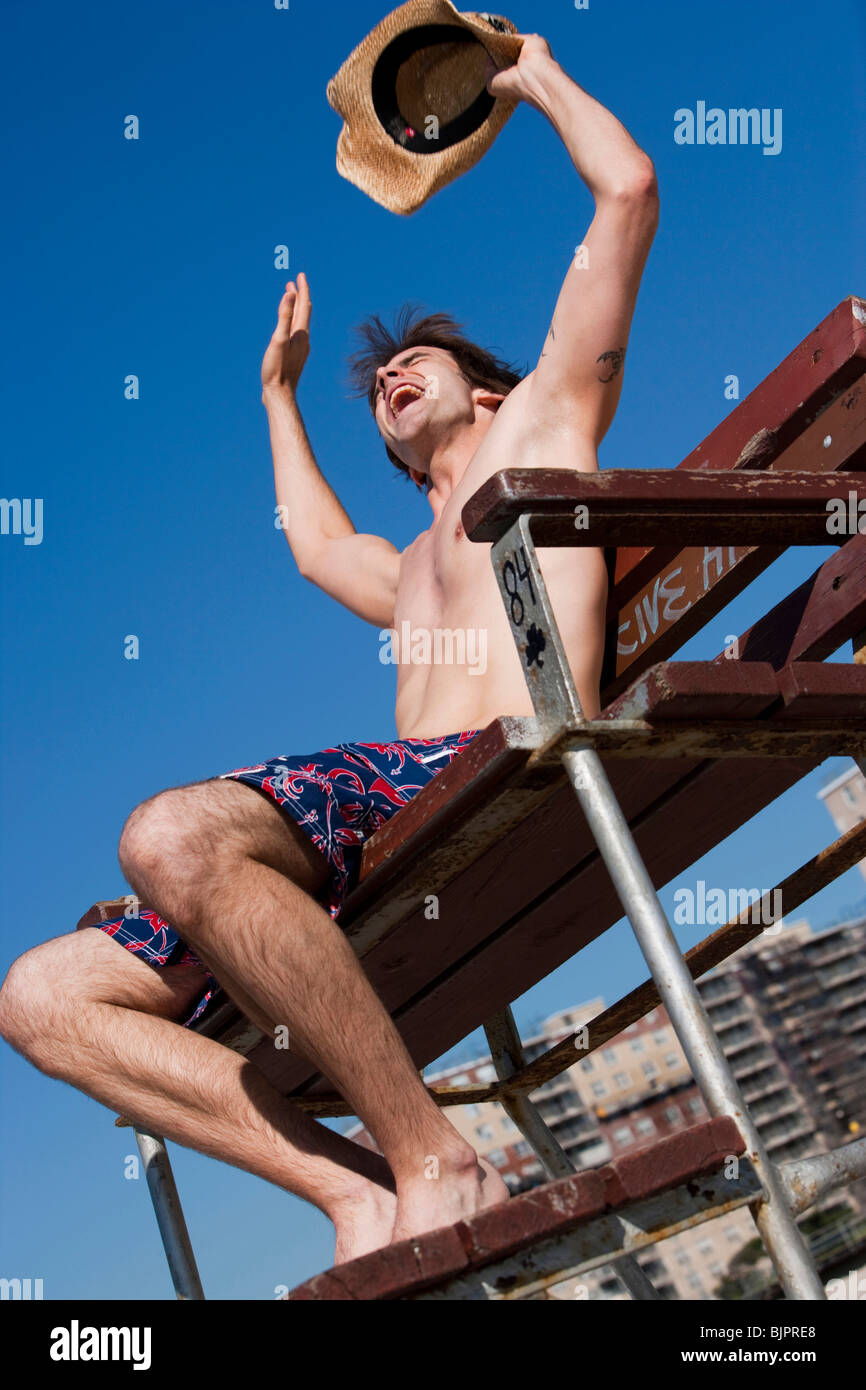 L'uomo con il cappello da cowboy in sedia bagnino Foto stock - Alamy