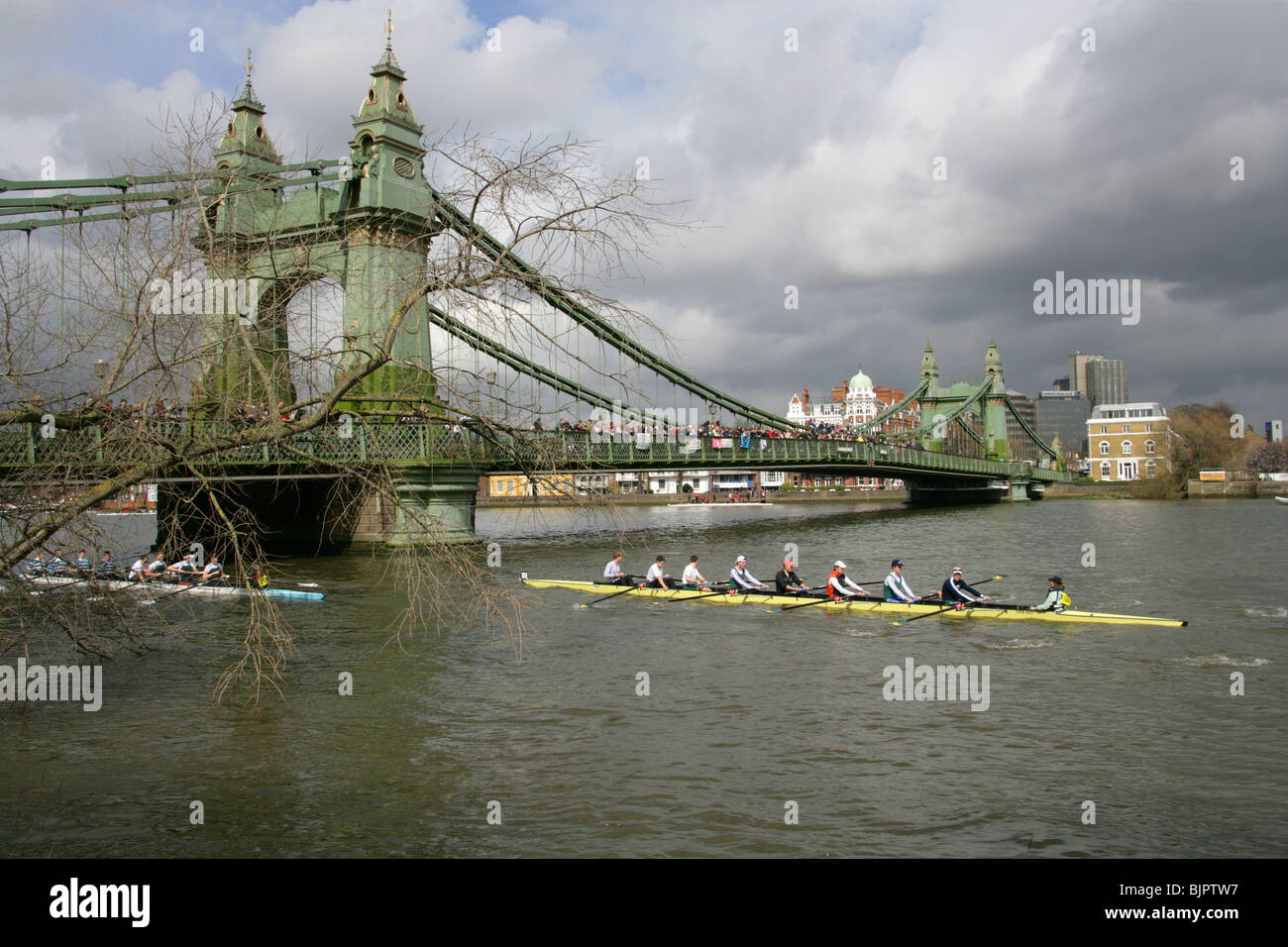 Squadre di canottaggio nella testa del fiume gara sul Fiume Tamigi a Hammersmith Bridge voce per la partenza della gara. Foto Stock