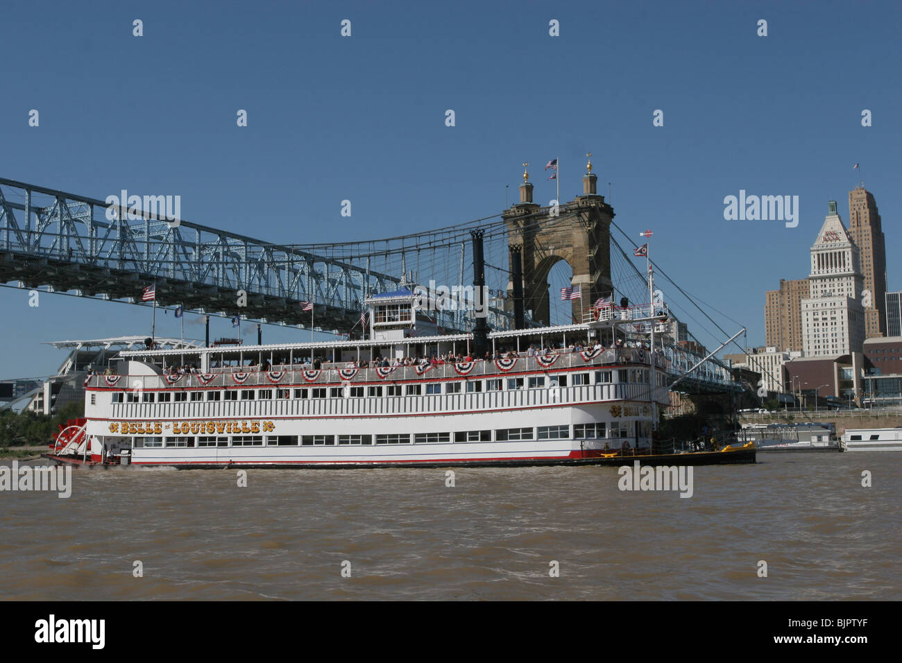 Barca pedalo' Belle of Louisville fiume Ohio centro cittadino di Cincinnati Roebling suspension bridge Ohio barche alte pile tallstacks Foto Stock