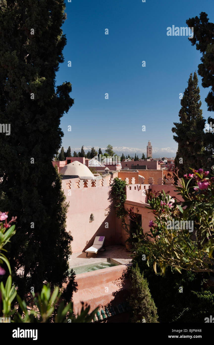 Vista su di una terrazza sul tetto nella Medina di Marrakech con Atlas montagne in distanza Foto Stock