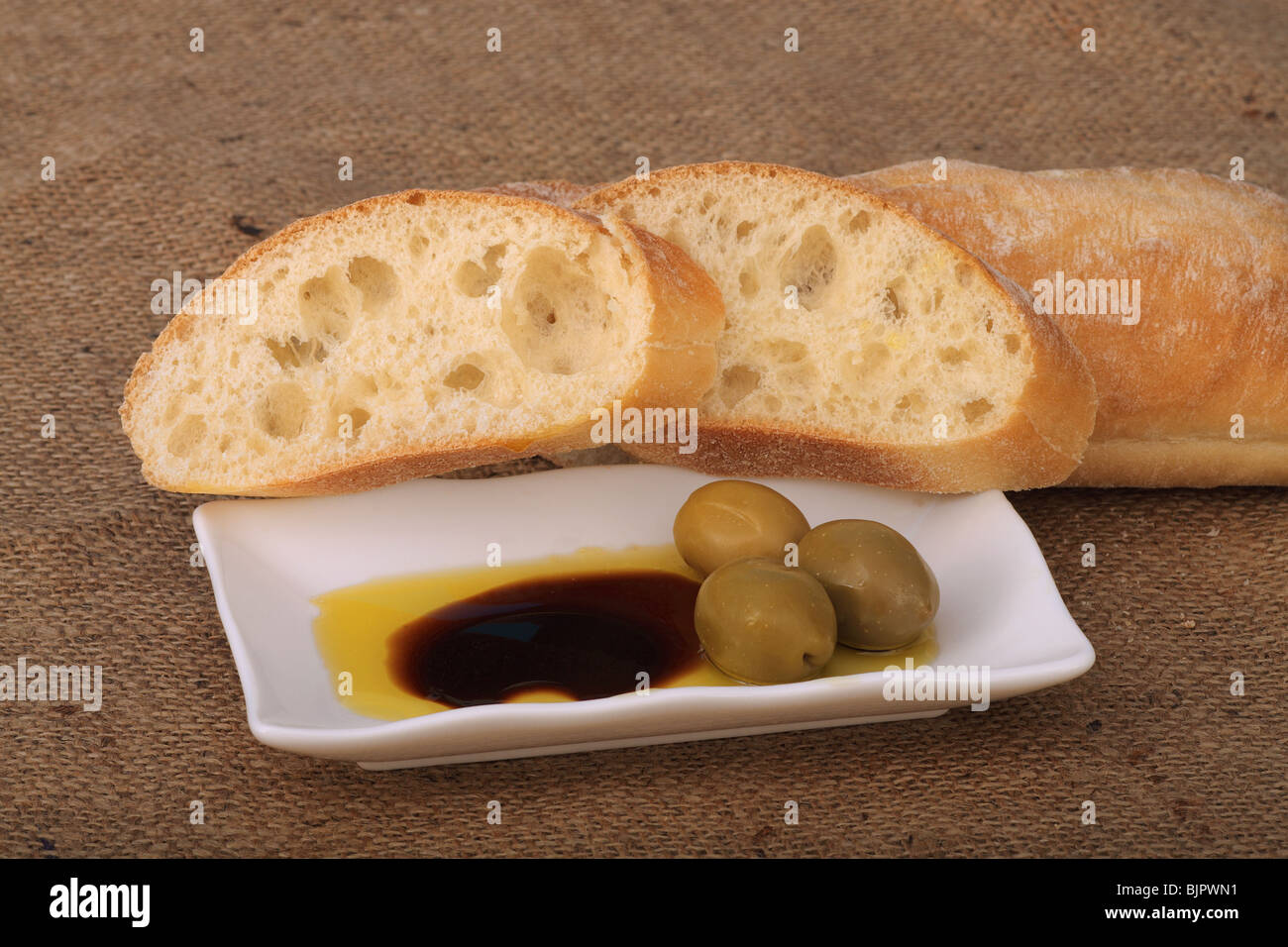 Olio di oliva e aceto balsamico utilizzato come un tuffo con il pane e con grandi olive come accompagnamento Foto Stock