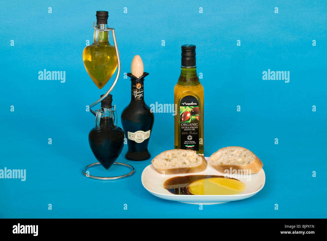 I titolari decorativi e bottiglie di olio di oliva e aceto balsamico e che sono utilizzati come un tuffo con pane Foto Stock