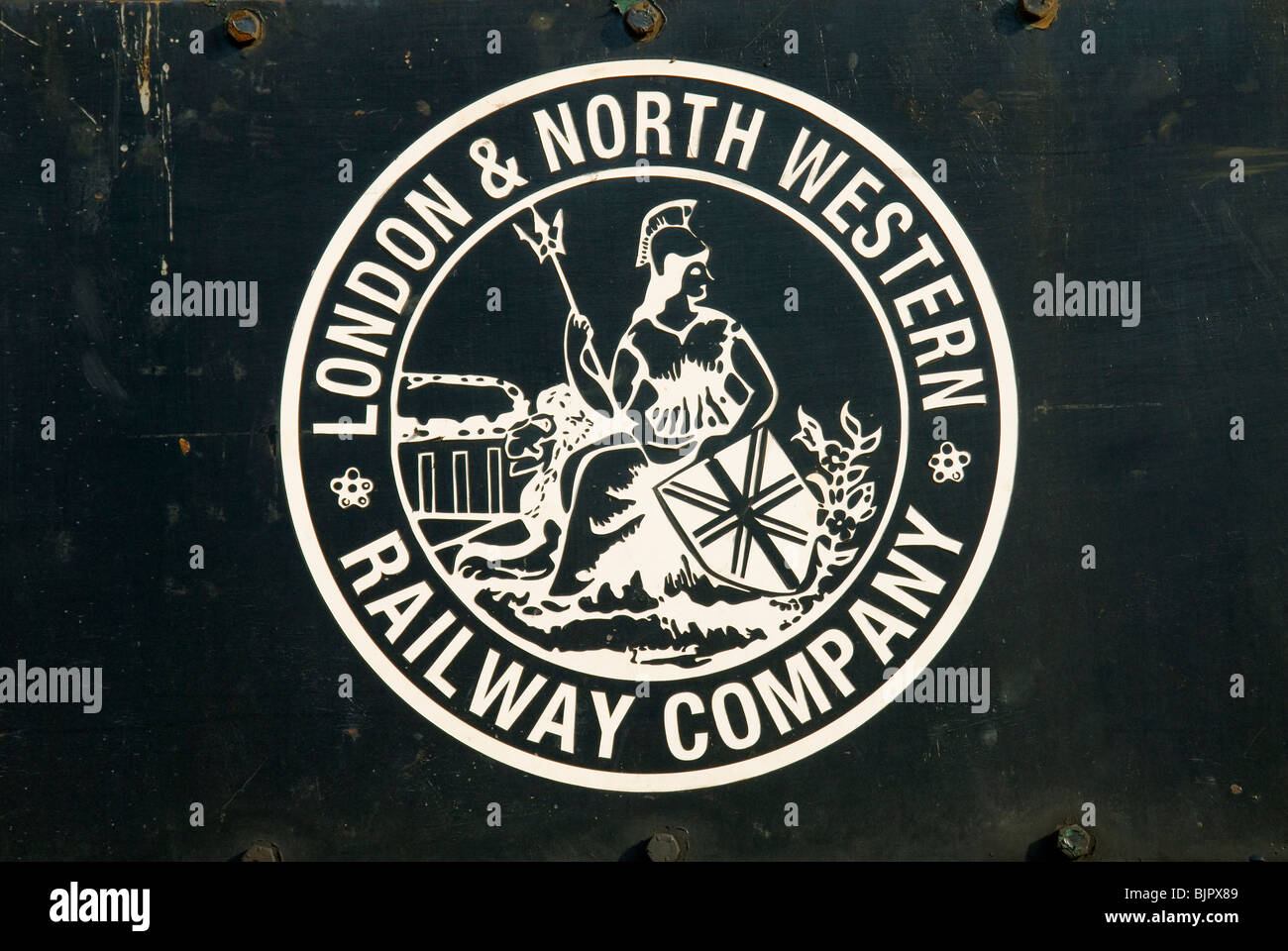 Londra e North Western Railway Company logo su una locomotiva a vapore a Crewe, Cheshire, Regno Unito Foto Stock