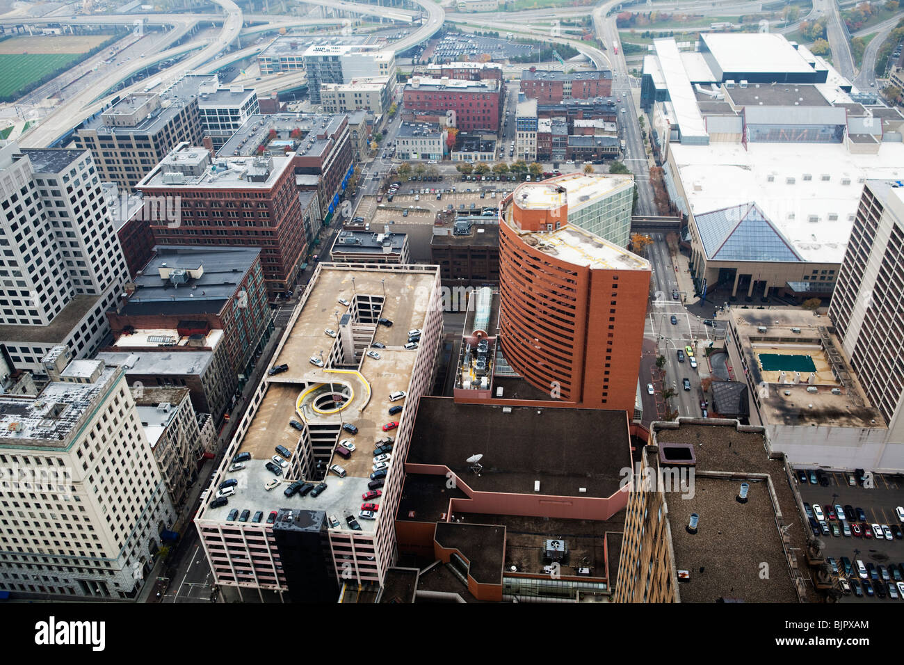 Vista aerea del centro cittadino di Cincinnati. Blocchi e parcheggi sui grattacieli di tetti. Stati Uniti d'America Foto Stock