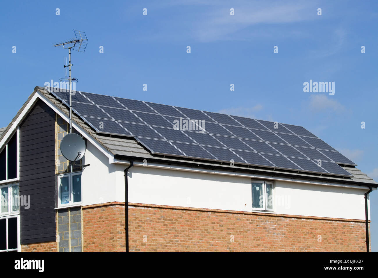 Nuova costruzione alloggiamento con pannelli solari montati sul tetto Foto Stock