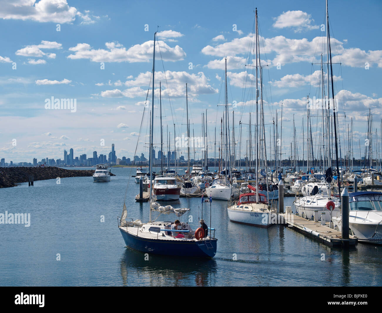 Lasciando Yacht Marina a medio BRIGHTON adiacente a Port Phillip Bay con skyline di Melbourne sull orizzonte VICTORIA AUSTRALIA Foto Stock