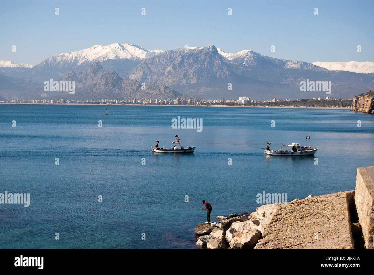 Vista dei monti Taurus dal porto antico di Antalya, Turchia Foto Stock